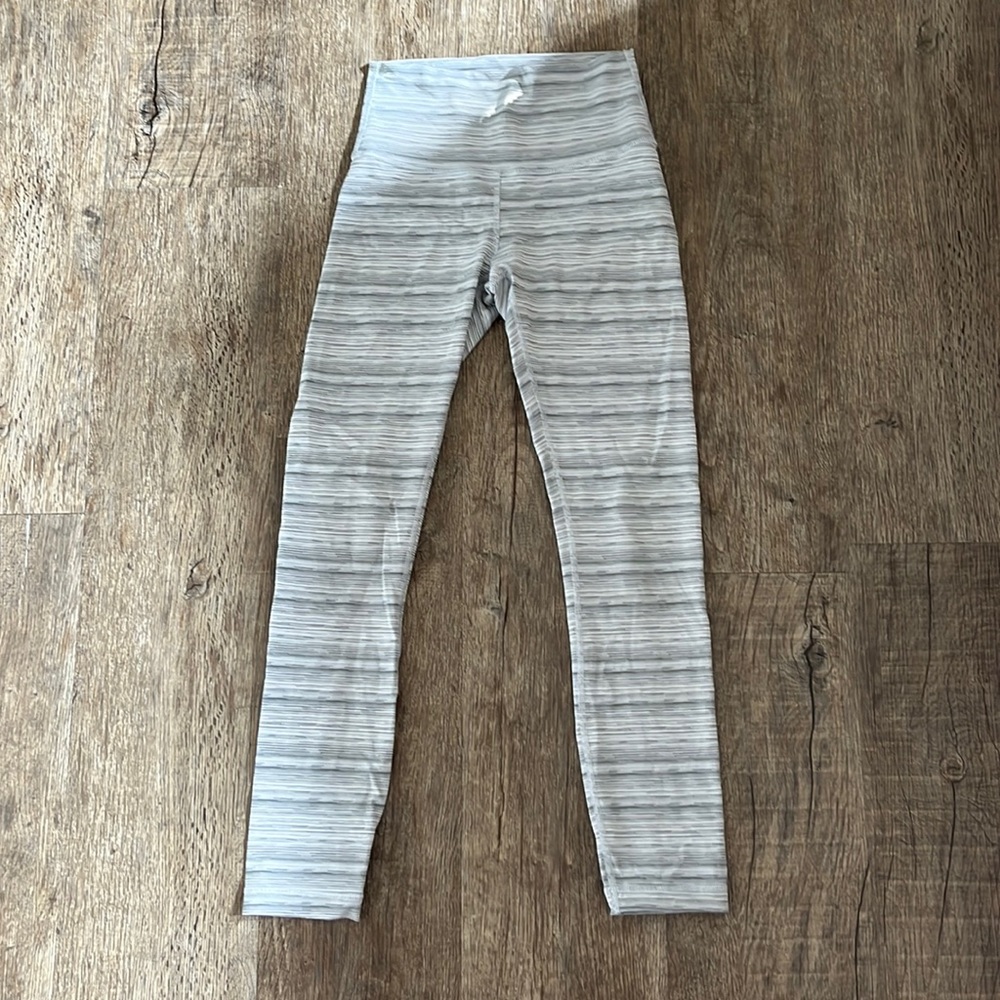 LuluLemon size 4 leggins. worn twice. perfect condition. 26 inseam